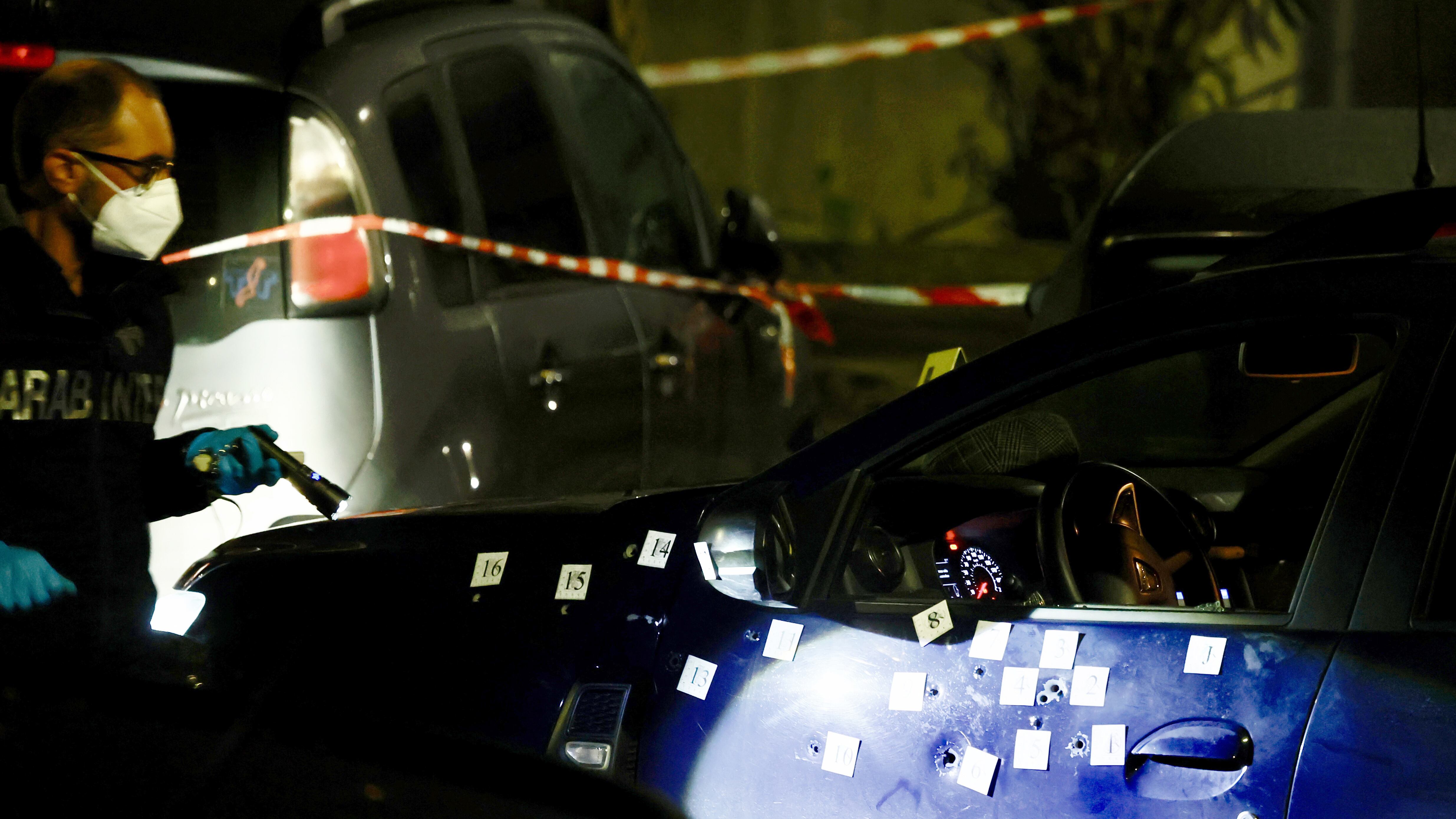 Ancora sangue a Roma, spari in strada: la pista del regolamento di conti
