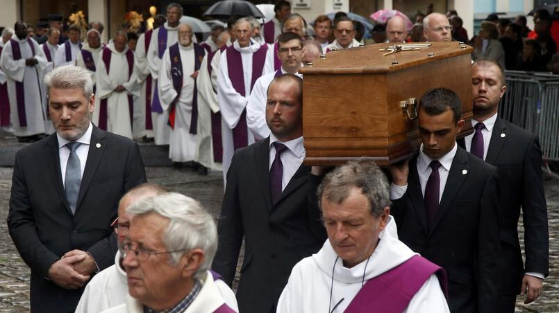 Rouen, funerale del sacerdote sgozzato dall'Isis