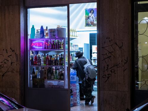 Milano, sparite tremila attività italiane. Ed è boom di negozi etnici