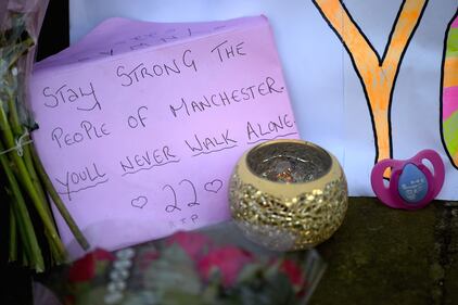 Attentato a Manchester, gli omaggi per le 22 vittime 3