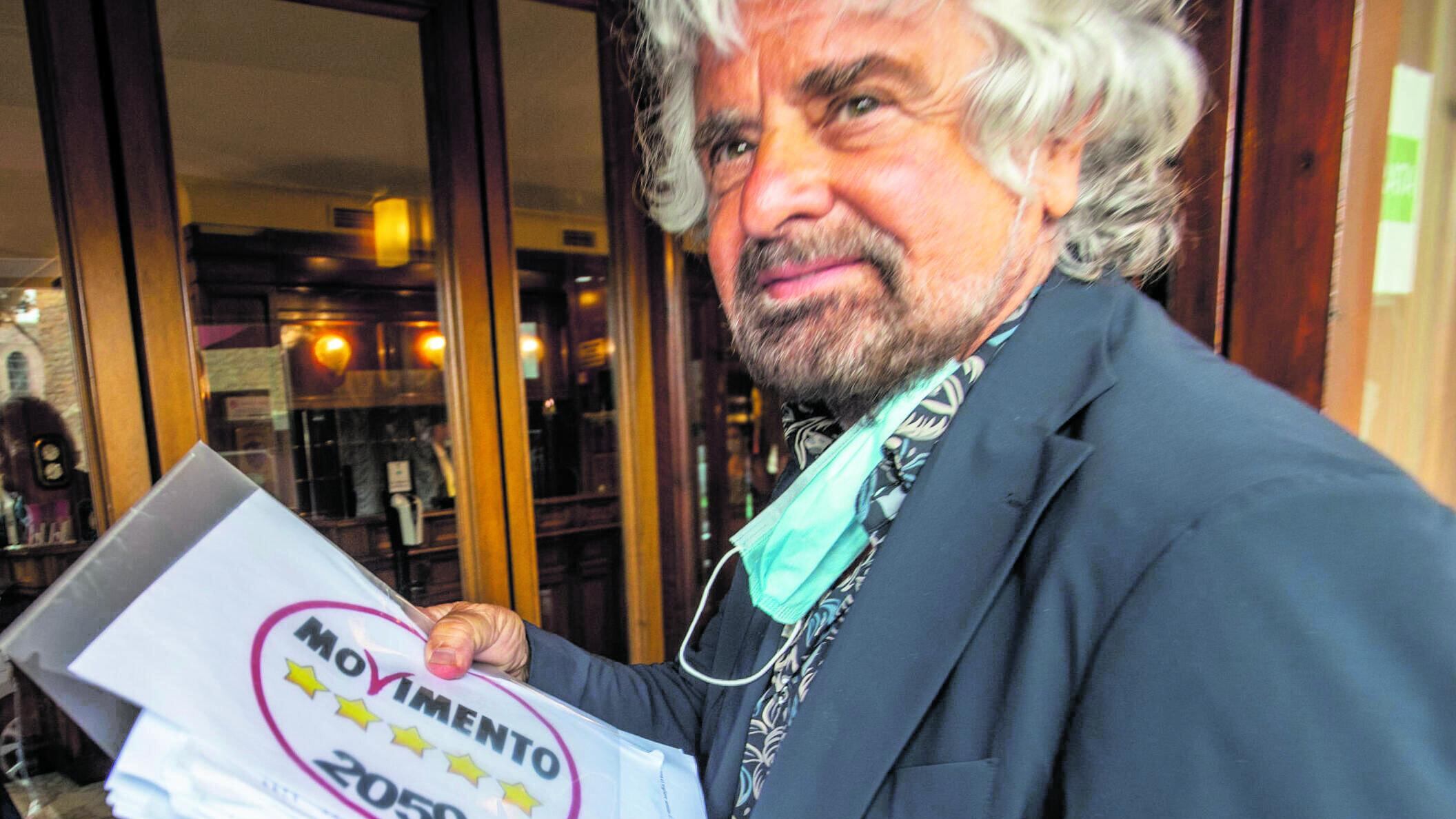 Affondo di Grillo: si riprende sul web il logo dei 5 Stelle