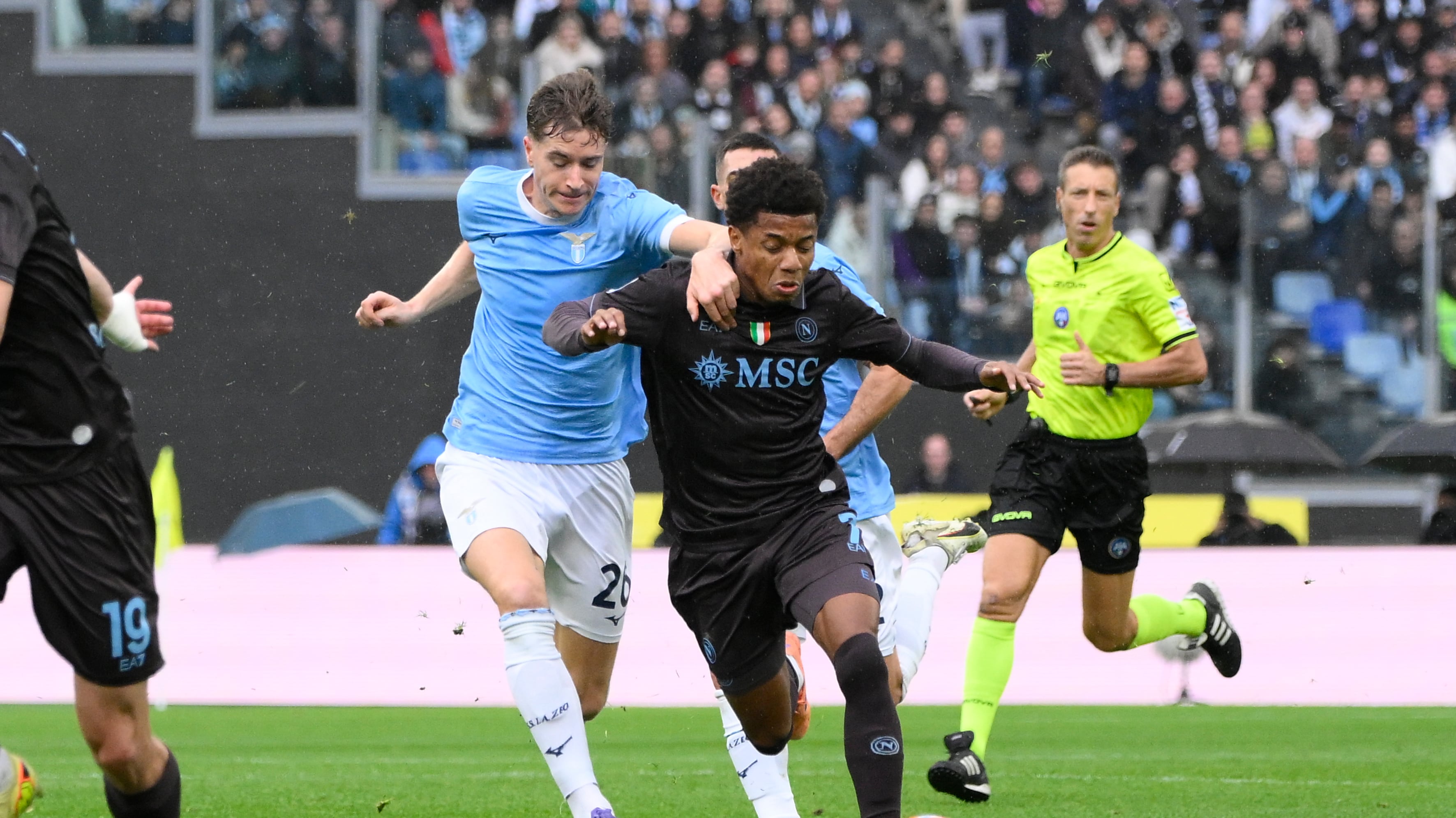 Un Napoli dominante schianta la Lazio 2-0. Tre espulsi in un finale nervoso