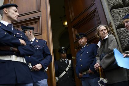 Andreotti, la folla sotto casa 3