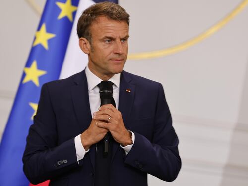 Macron vuole la legge d'emergenza: cosa cambia in Francia
