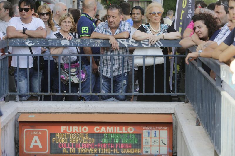 Roma, bimbo cade nel vano ascensore 3