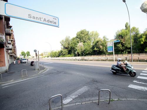 Grave bimba di 8 anni investita da uno scooter a Corsico: caccia al pirata della strada