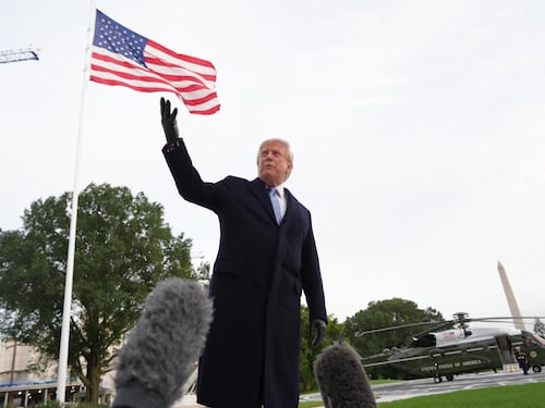 Trump accoglie Xi con cappotto e guanti a 19 gradi: il dettaglio che riaccende le domande sulla sua salute
