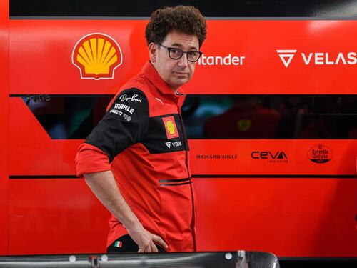 Mattia Binotto, profilo di un uomo vestito di rosso Ferrari