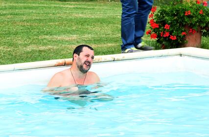 Salvini nuota nella piscina confiscata alla mafia 4