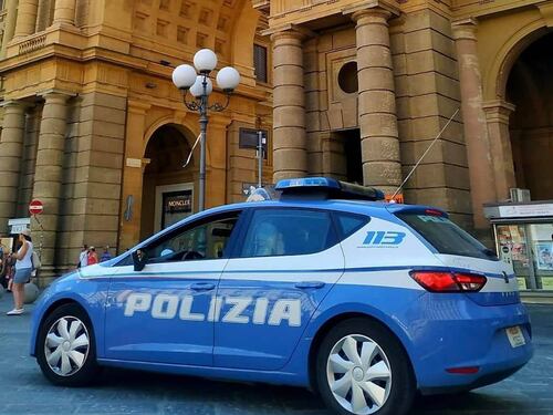 "Siete razzisti". E lo straniero clandestino aggredisce i poliziotti