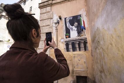 "La dittatura del selfie", ecco il murales che paragona Salvini al Duce 2