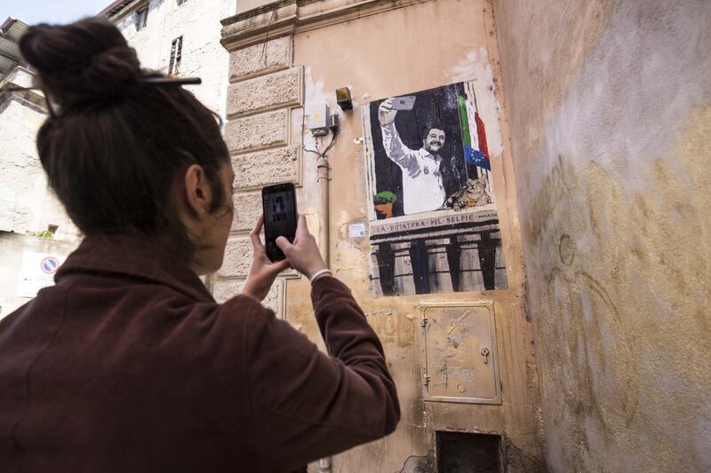 "La dittatura del selfie", ecco il murales che paragona Salvini al Duce 2