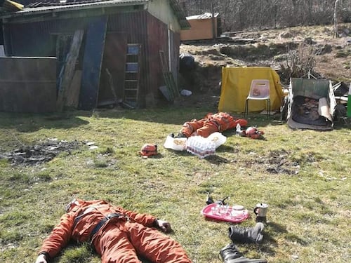 Vigili del fuoco, stremati dopo le fiamme eletti eroi dei social