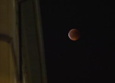 La Luna rossa più lunga del secolo 13