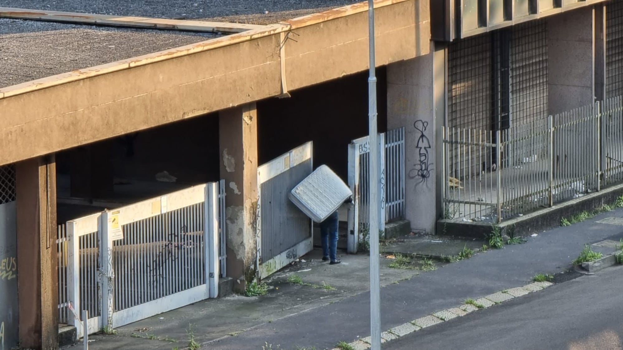 Il degrado di Milano: "I rom occupano con i materassi in spalla"
