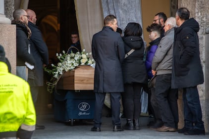 Oggi il funerale di Giovanna Pedretti: lo striscione contro la stampa, le farfalle incise sulla bara 7