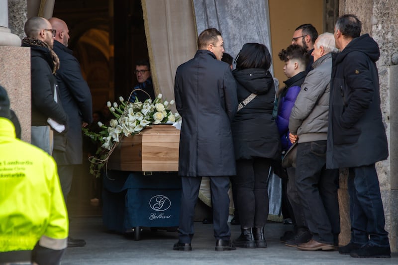 Oggi il funerale di Giovanna Pedretti: lo striscione contro la stampa, le farfalle incise sulla bara 7