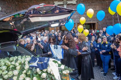 Le lacrime e gli abbracci per l'addio a Julia Ituma 3