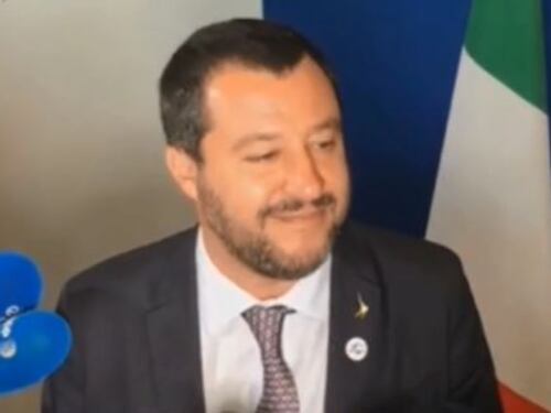 Salvini canzona Juncker: "Voglio portarlo a cena. Sarà vegana e sobria"