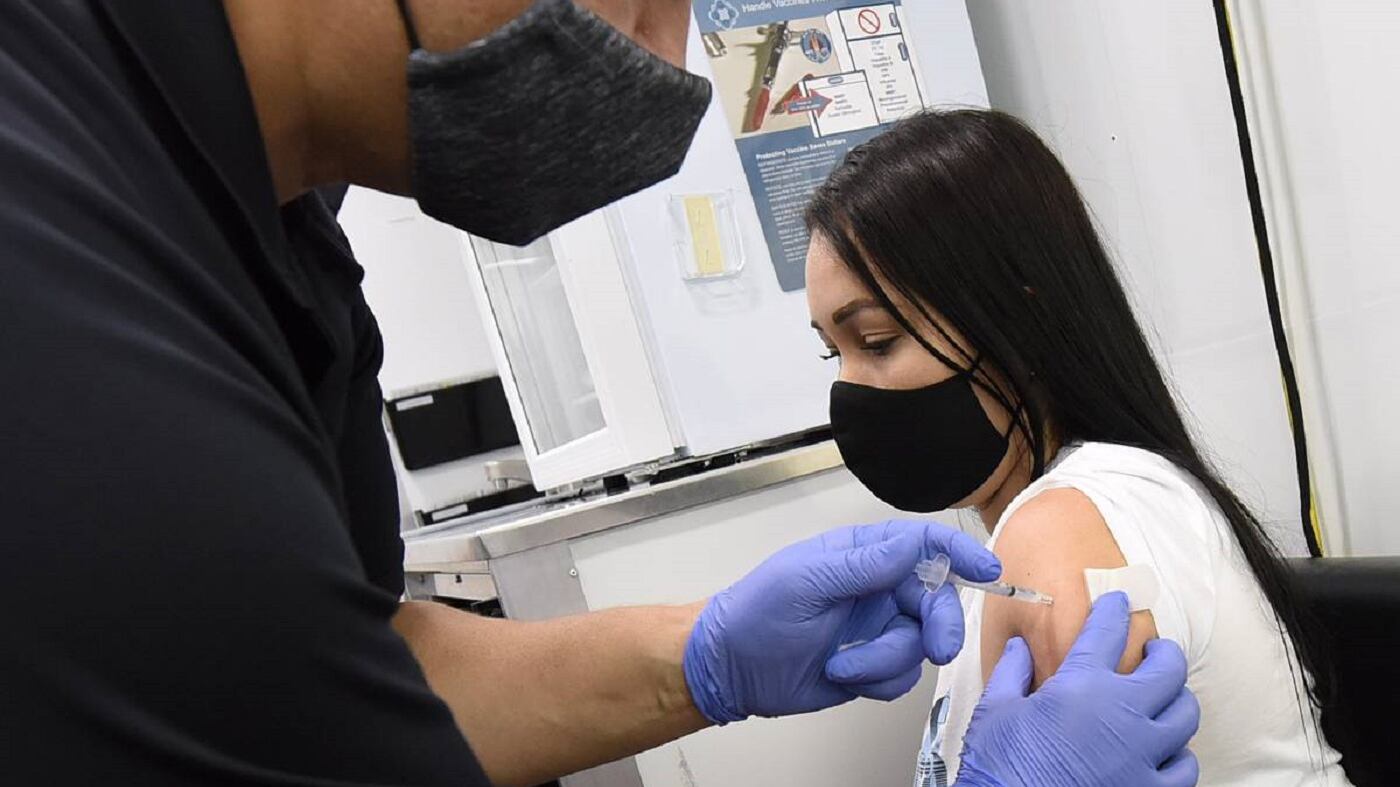 "Non la vaccino". Ed è bufera sul medico che respinge la donna incinta