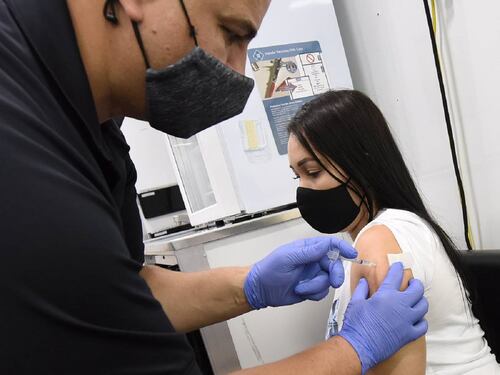 "Non la vaccino". Ed è bufera sul medico che respinge la donna incinta