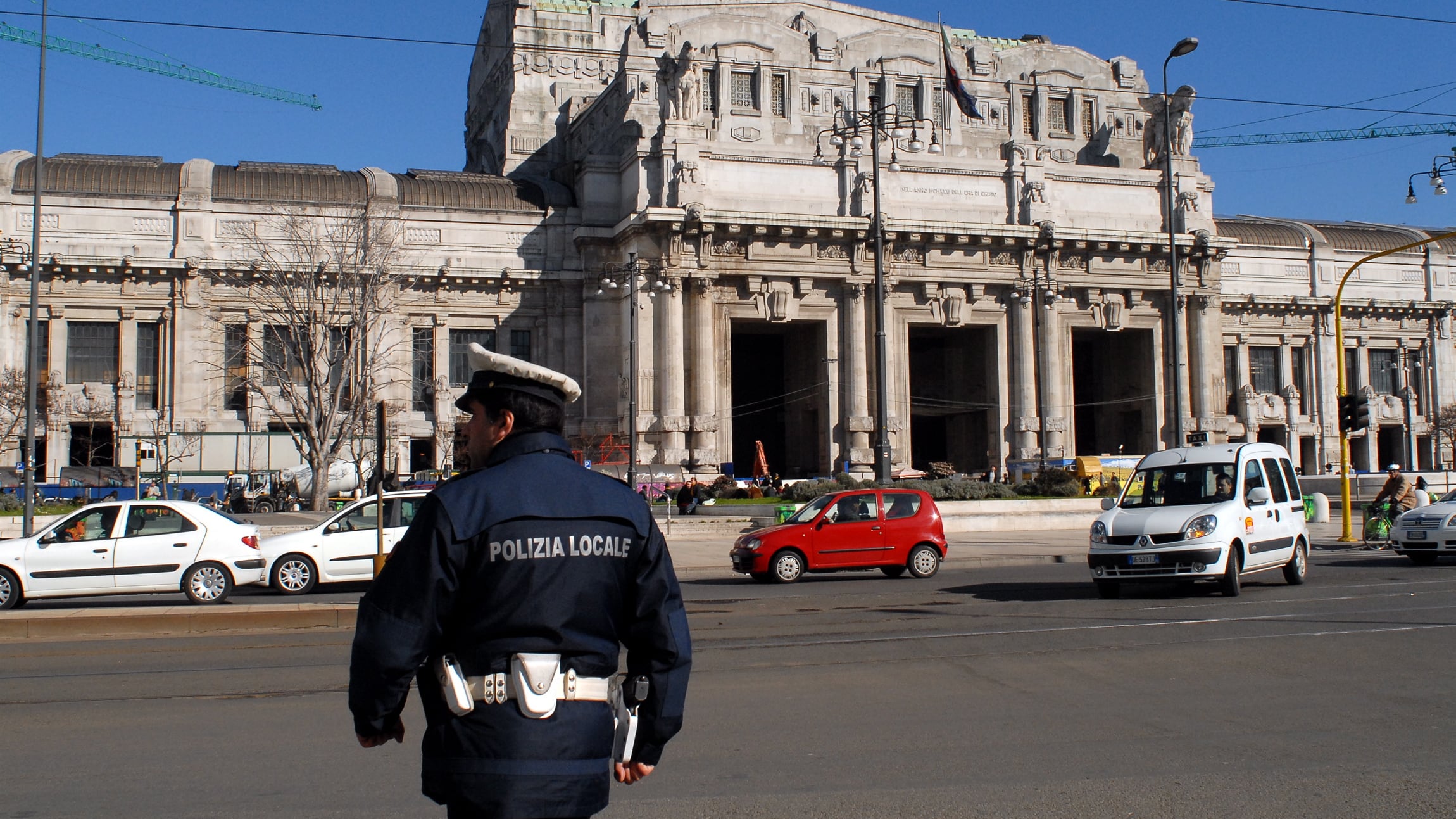 Centrale, la "roba" nascosta nelle grate