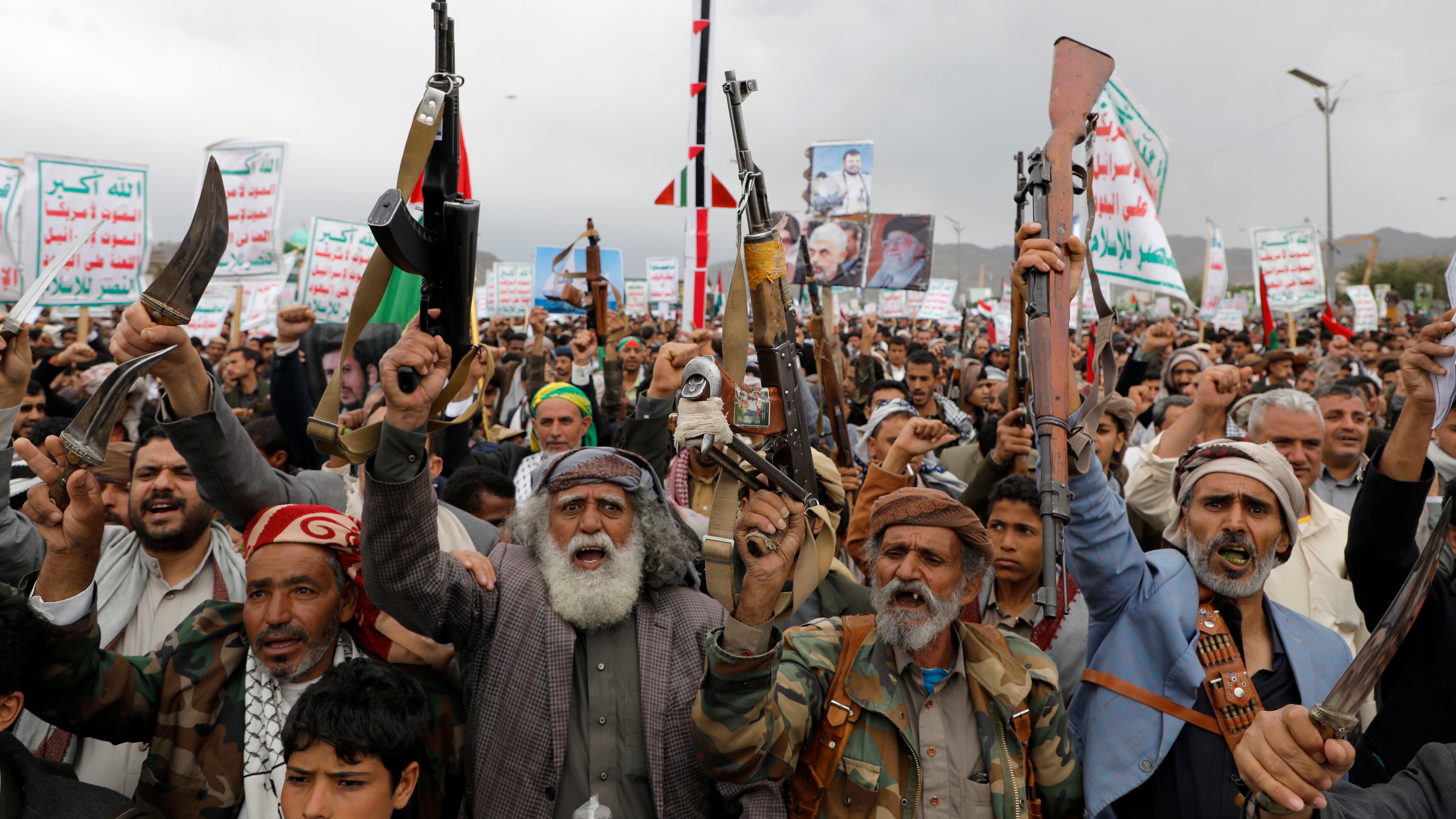 Gli Houthi rispondono ai raid americani: "Attaccate due portaerei e una base israeliana"