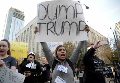 In migliaia in piazza contro Trump 22