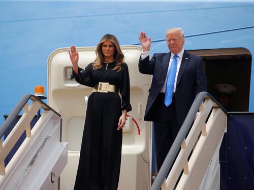 Malania Trump in Arabia Saudita senza velo: tutti i look della First Lady