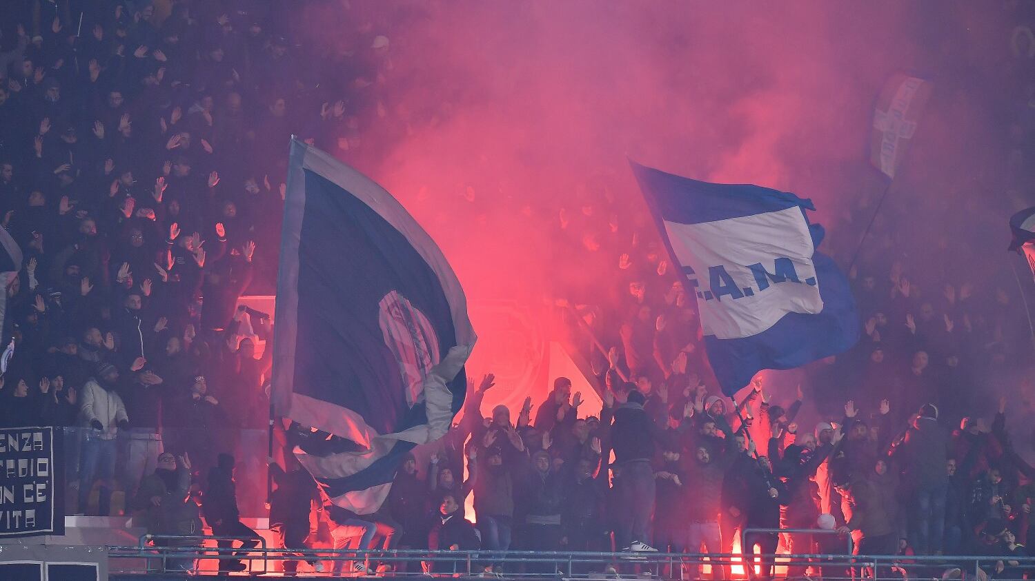Napoli, accende fumogeno allo stadio: denunciato