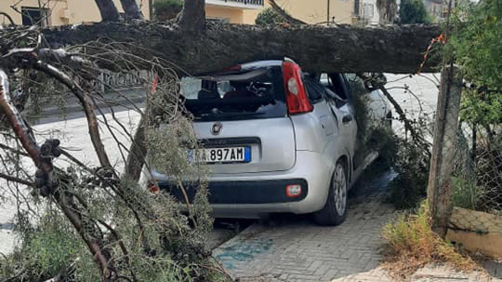Il maltempo non molla. Temporali anche in Emilia Romagna, tornado nel Ravennate, mareggiata nelle Marche
