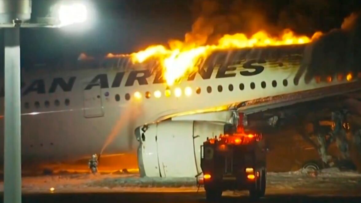 Lo scontro poi l'aereo in fiamme, incidente all'aeroporto di Tokyo: 5 dispersi