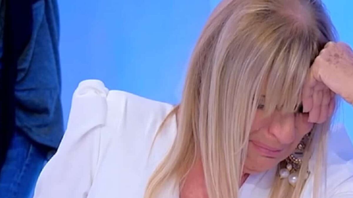 Gemma Galgani cade dalle scale in studio. Attimi di paura a Uomini e Donne