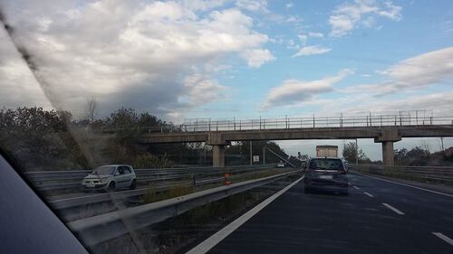Crolla cartellone sulla Statale, sfiorata la tragedia a Napoli: le immagini 1