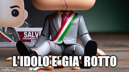 "Pupazzo" del sindaco con la testa rotta: l'attacco choc della coalizione grillina
