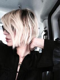 Emma Marrone, sexy in calze a rete 16