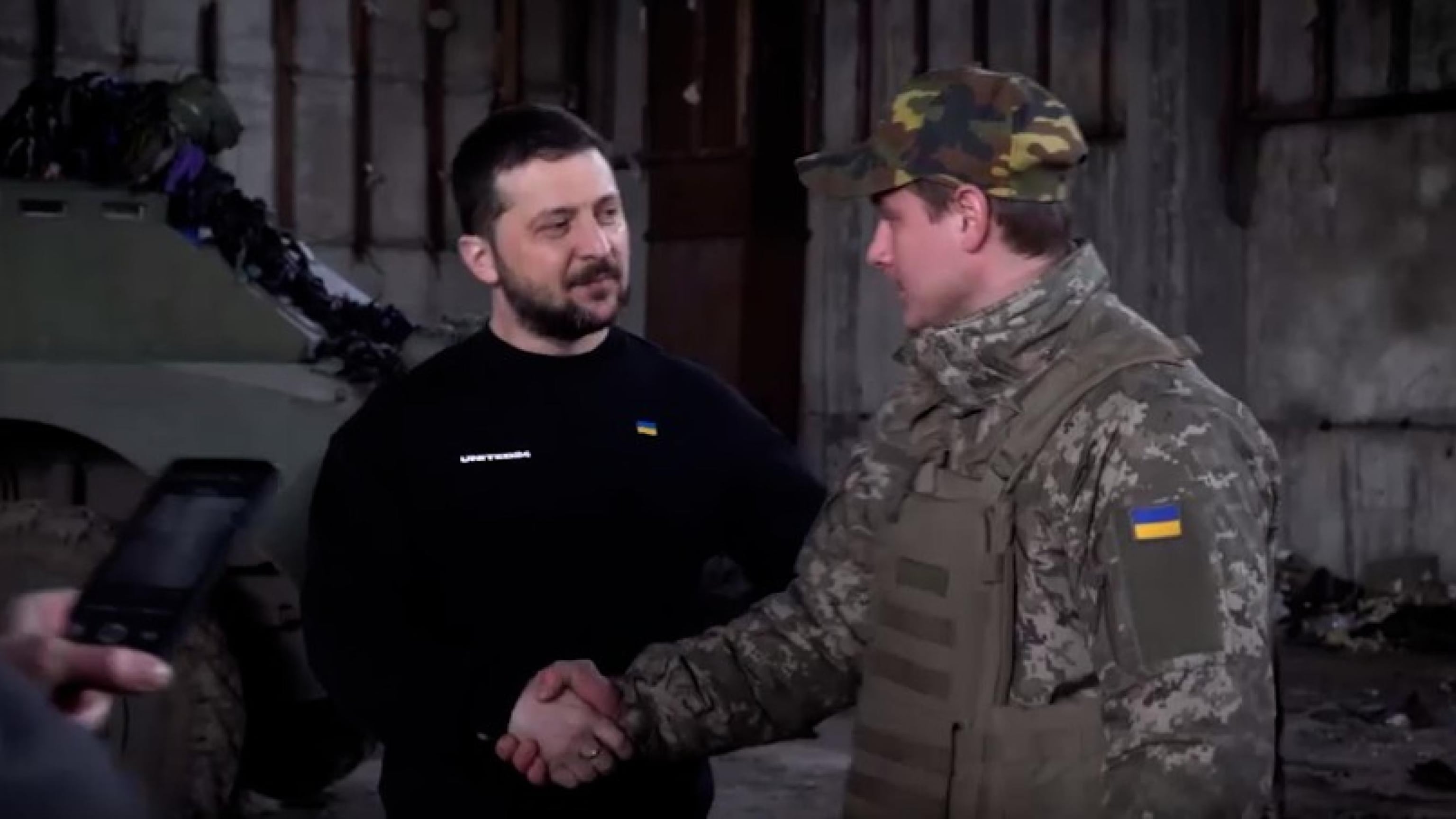 "Proteggete la sovranità dell'Ucraina": Zelensky al fronte a Bakhmut