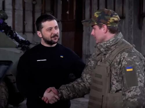 "Proteggete la sovranità dell'Ucraina": Zelensky al fronte a Bakhmut