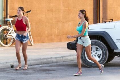 Belen Rodriguez, sexy nerd in spiaggia 22