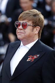 Elton John sul red carpet con gli occhiali a cuore 1