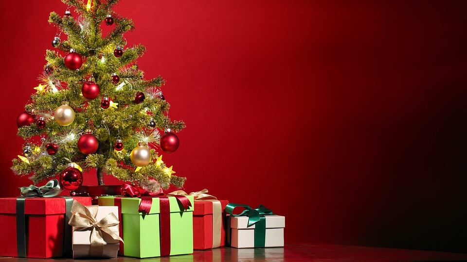 Via l'albero di Natale dalla sala comunale: "Offende i musulmani"