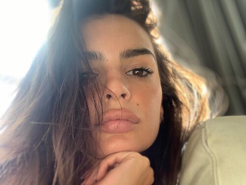 Emily Ratajkowski infiamma Miami con un costume mozzafiato