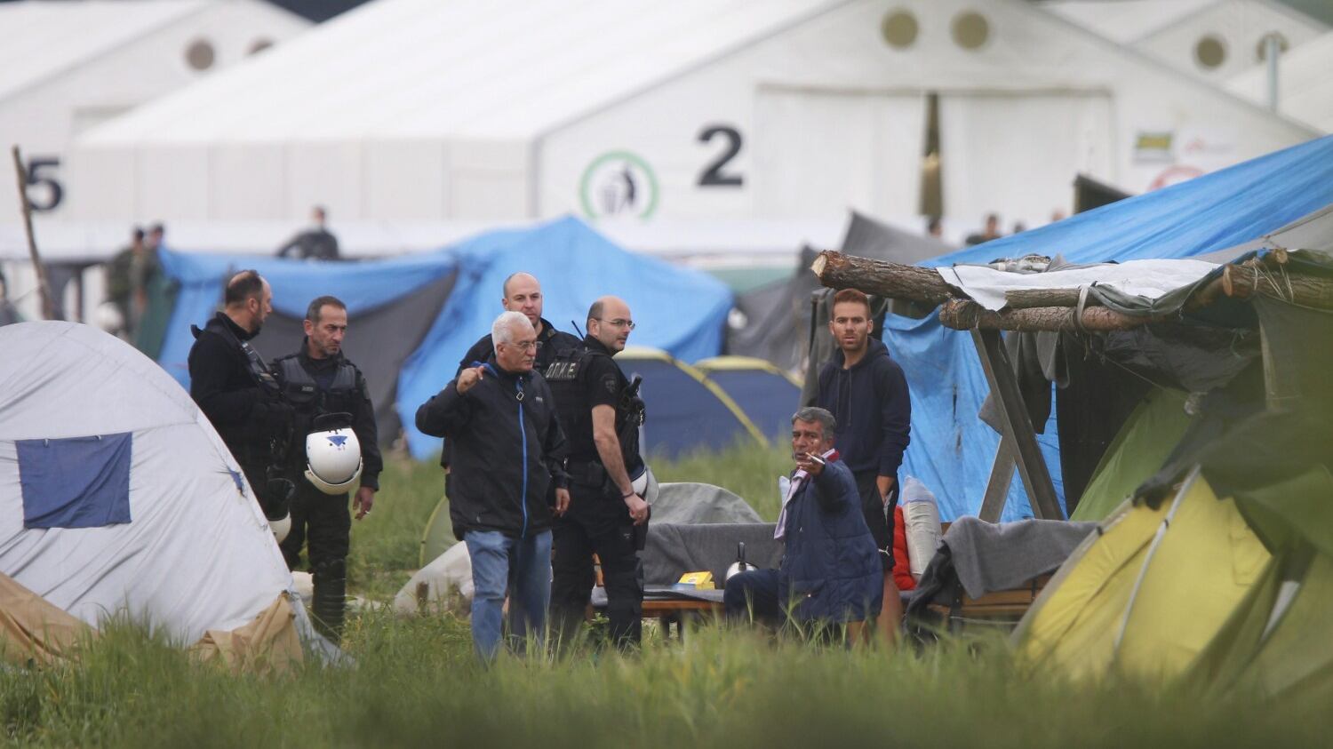 Migranti, la Grecia sgombera il campo profughi di Idomeni