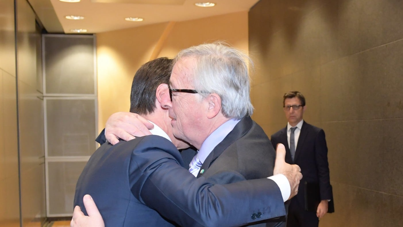 Il governo perde la faccia per accontentare Bruxelles
