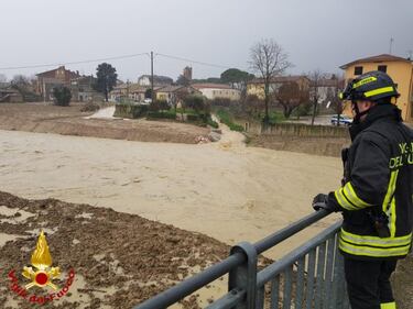 Allarme esondazione a Senigallia, casette Sae sotto la neve: allerta nelle Marche 12