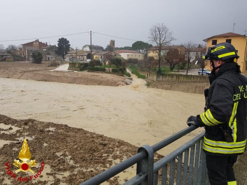 Allarme esondazione a Senigallia, casette Sae sotto la neve: allerta nelle Marche 12