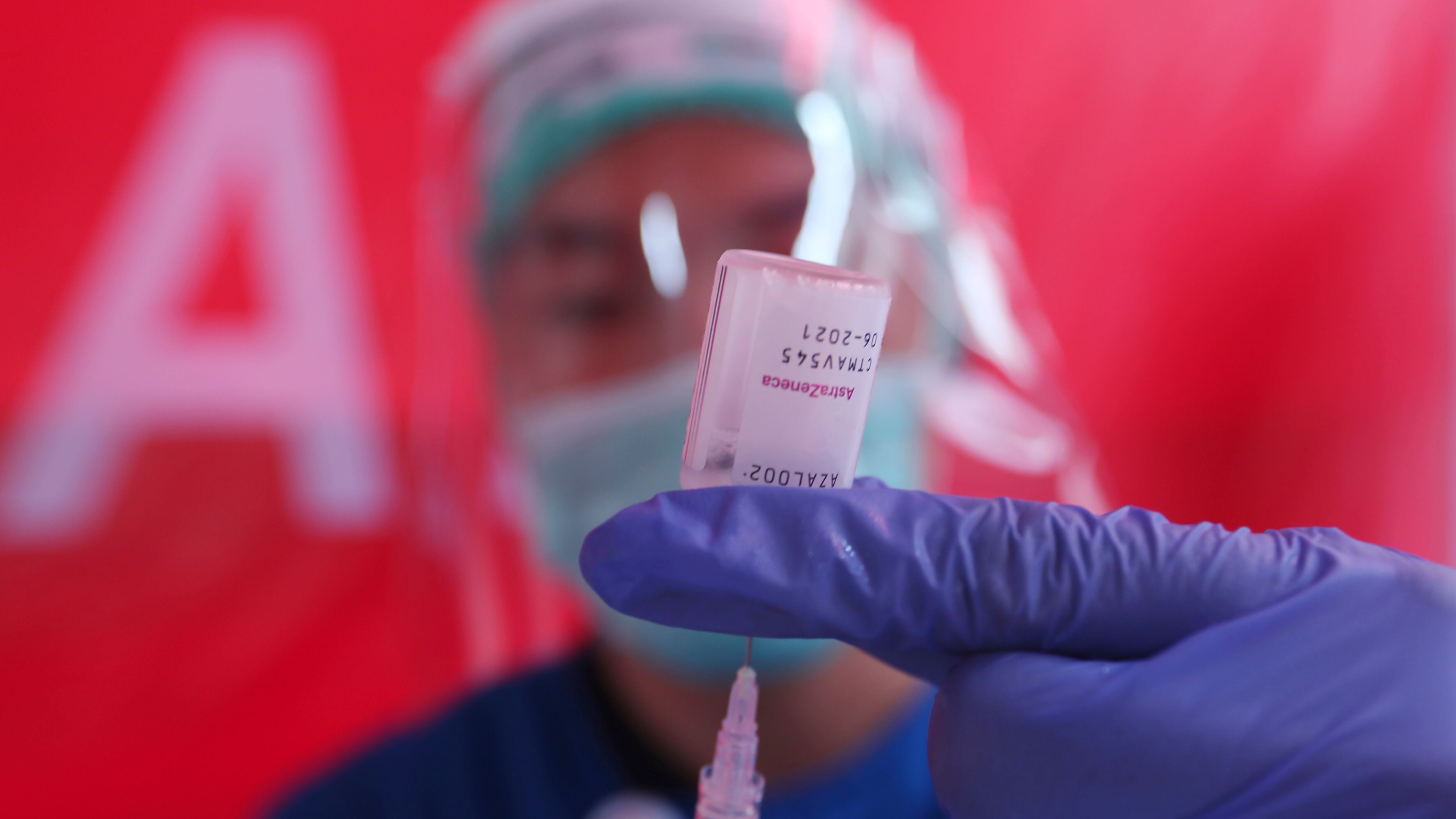 La verità su AstraZeneca: nei giovani più rischi che benefici