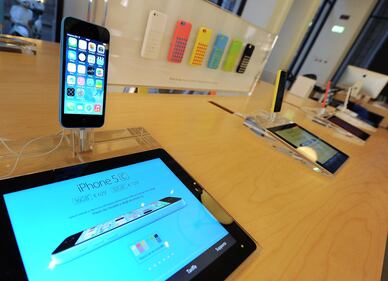 Tutti in coda agli Apple store 6