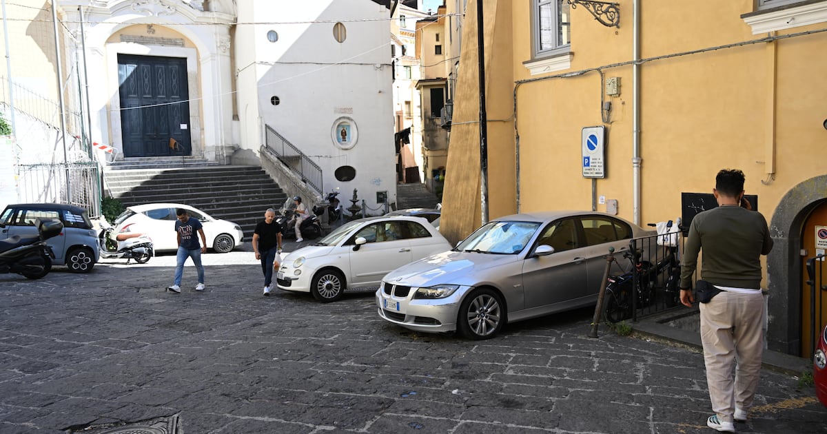 Block Button Mobile Salerno, 20enne accoltellata per strada senza motivo – il Giornale