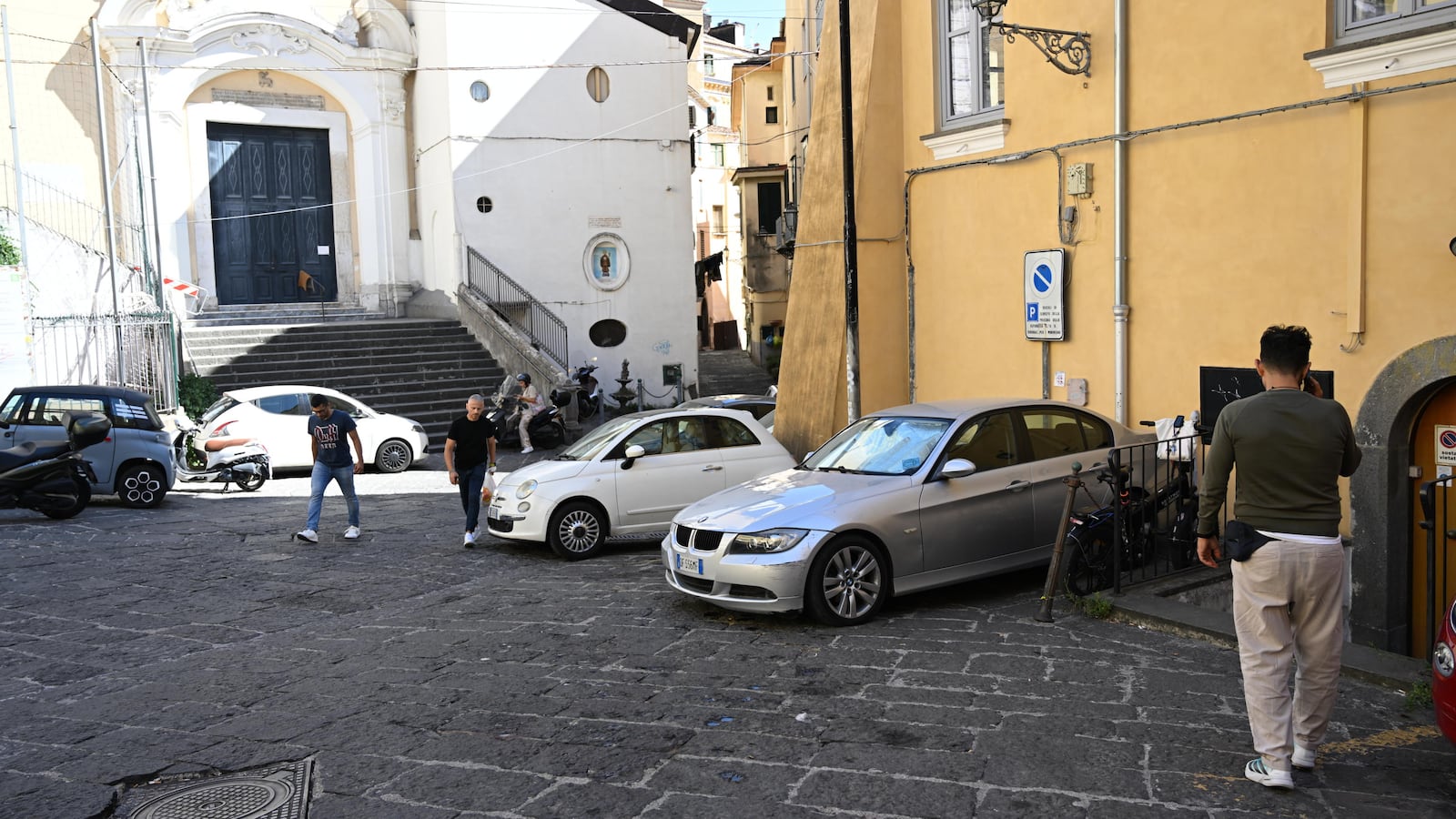 Block Button Mobile Salerno, 20enne accoltellata per strada senza motivo – il Giornale